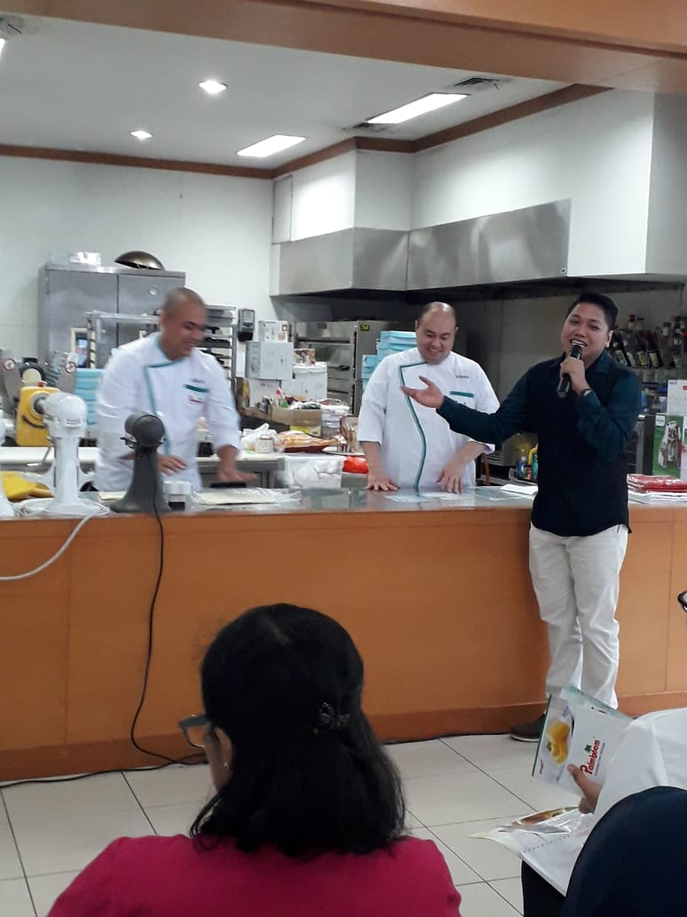 Chef Kim Garry dan tim mendemonstrasikan baking demo